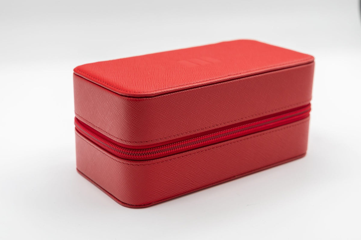 Trio — 3 Watch Case — Rosso saffiano, closed
